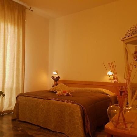 Hotel Romantica Римини Екстериор снимка