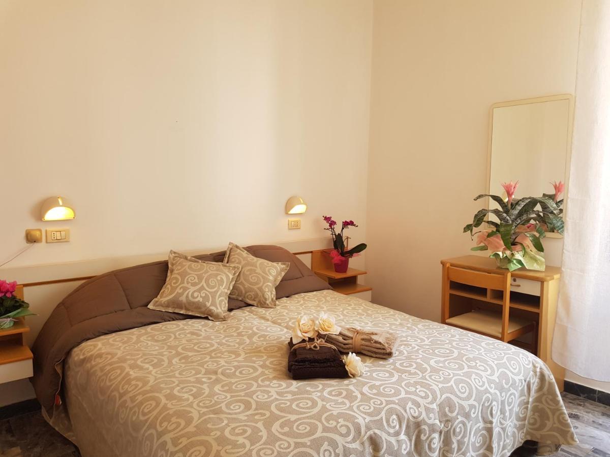 Hotel Romantica Римини Екстериор снимка
