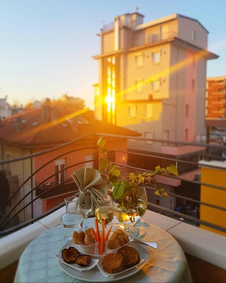 Hotel Romantica Римини Екстериор снимка