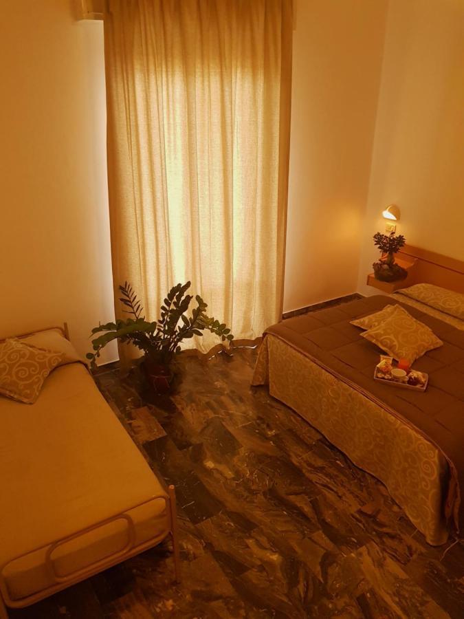 Hotel Romantica Римини Екстериор снимка