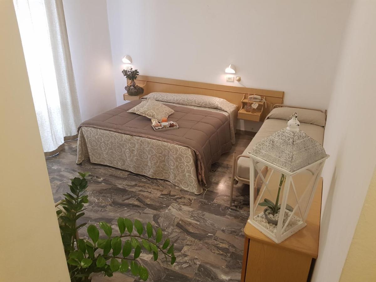 Hotel Romantica Римини Екстериор снимка