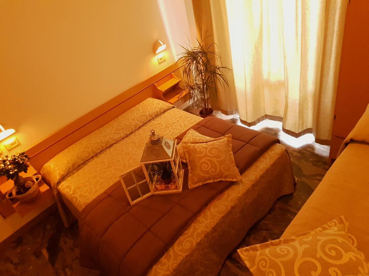 Hotel Romantica Римини Екстериор снимка