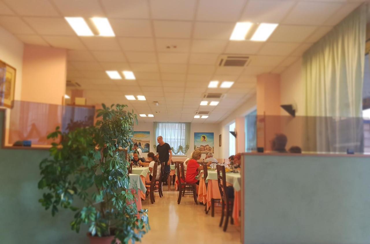 Hotel Romantica Римини Екстериор снимка