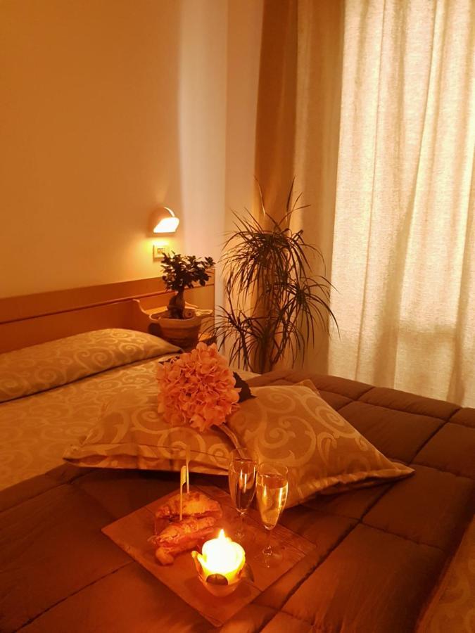 Hotel Romantica Римини Екстериор снимка
