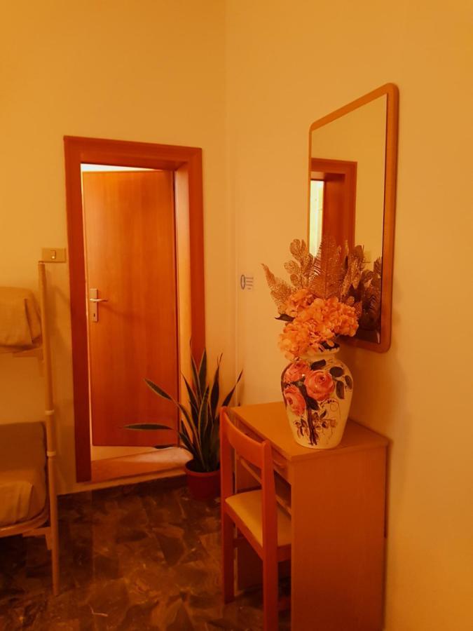 Hotel Romantica Римини Екстериор снимка