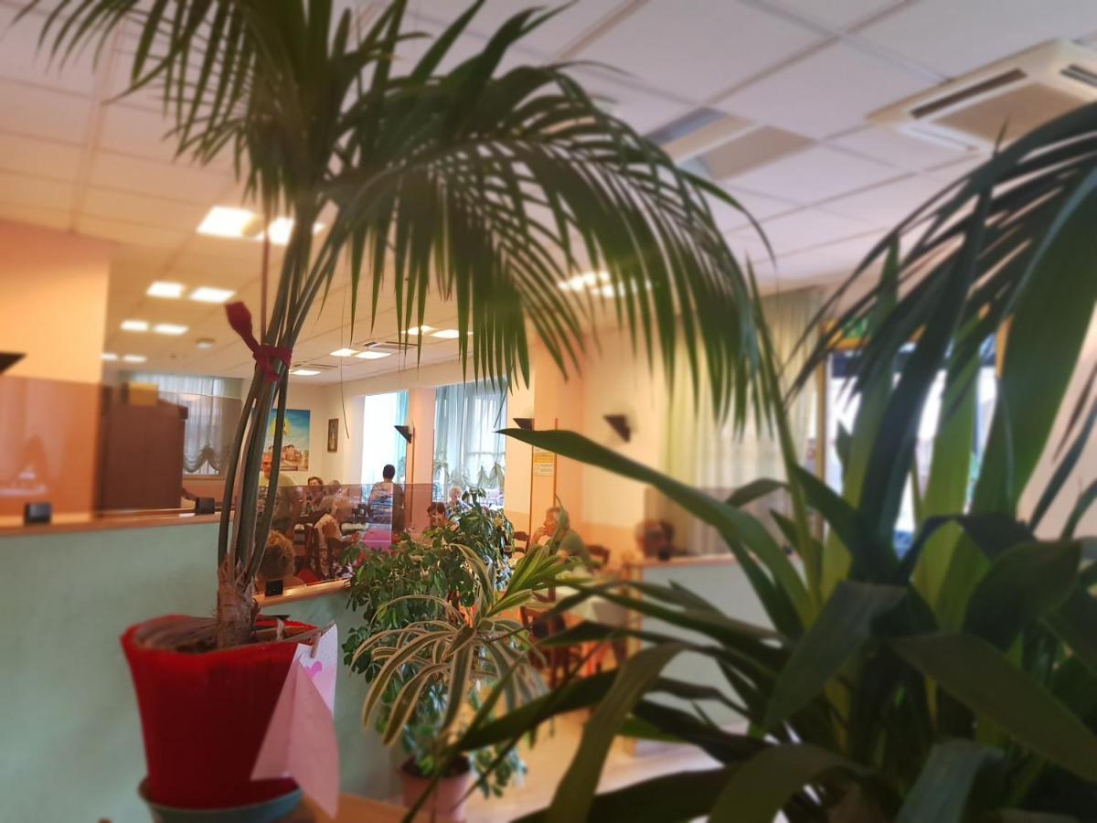 Hotel Romantica Римини Екстериор снимка