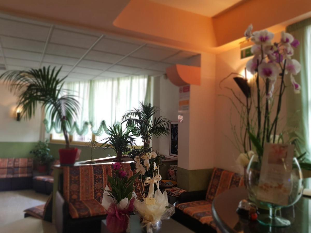 Hotel Romantica Римини Екстериор снимка