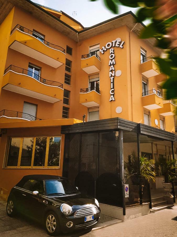 Hotel Romantica Римини Екстериор снимка