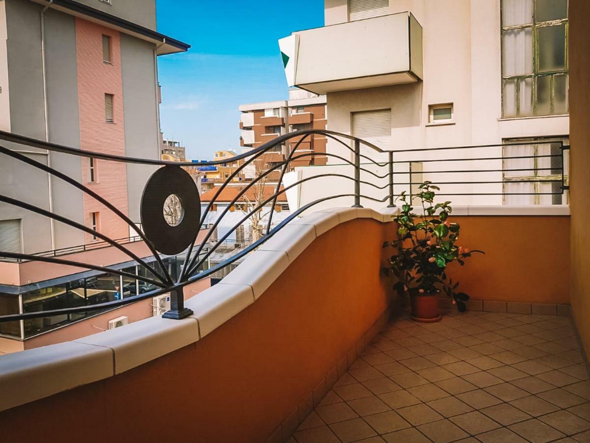 Hotel Romantica Римини Екстериор снимка