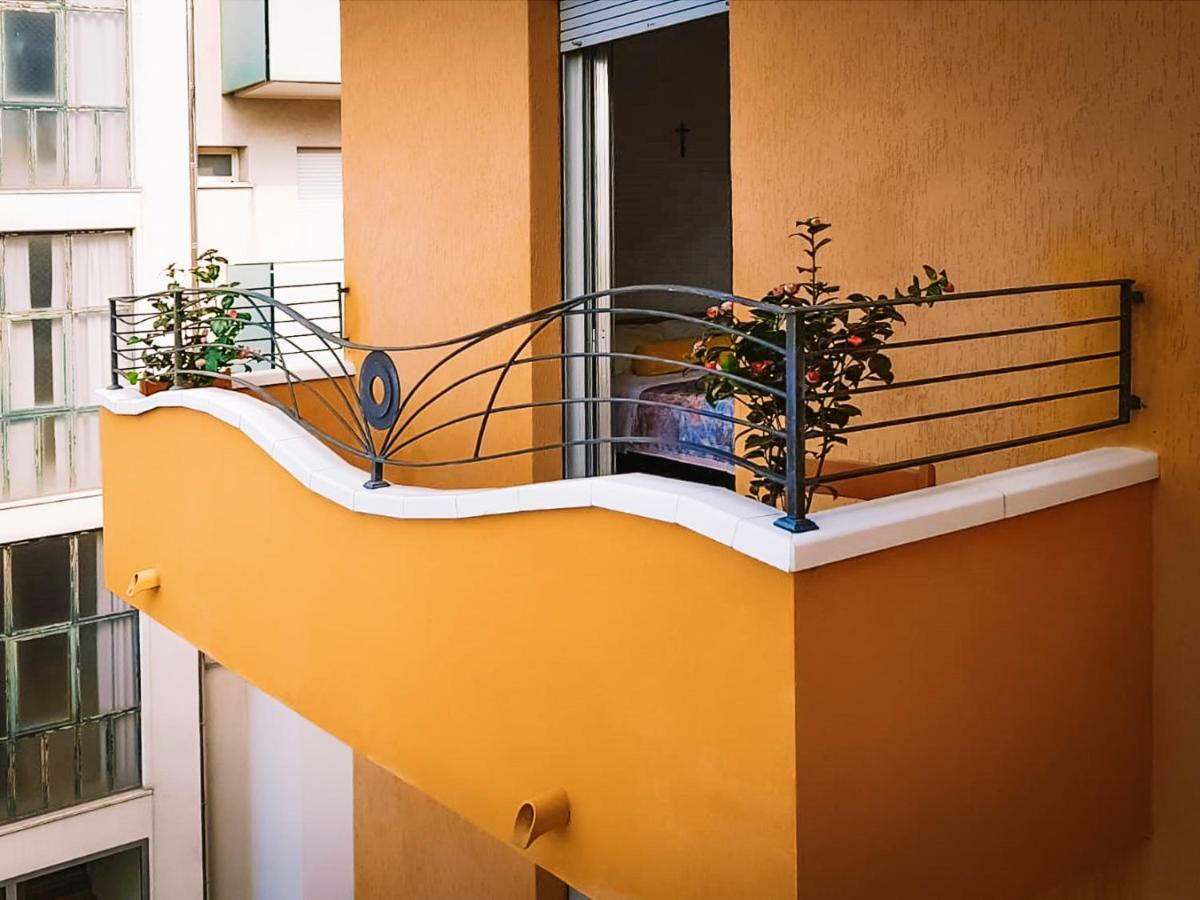 Hotel Romantica Римини Екстериор снимка