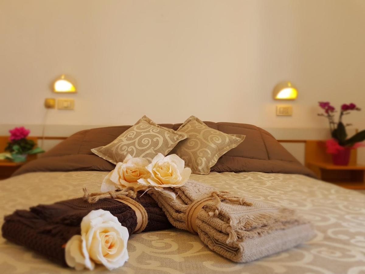 Hotel Romantica Римини Екстериор снимка