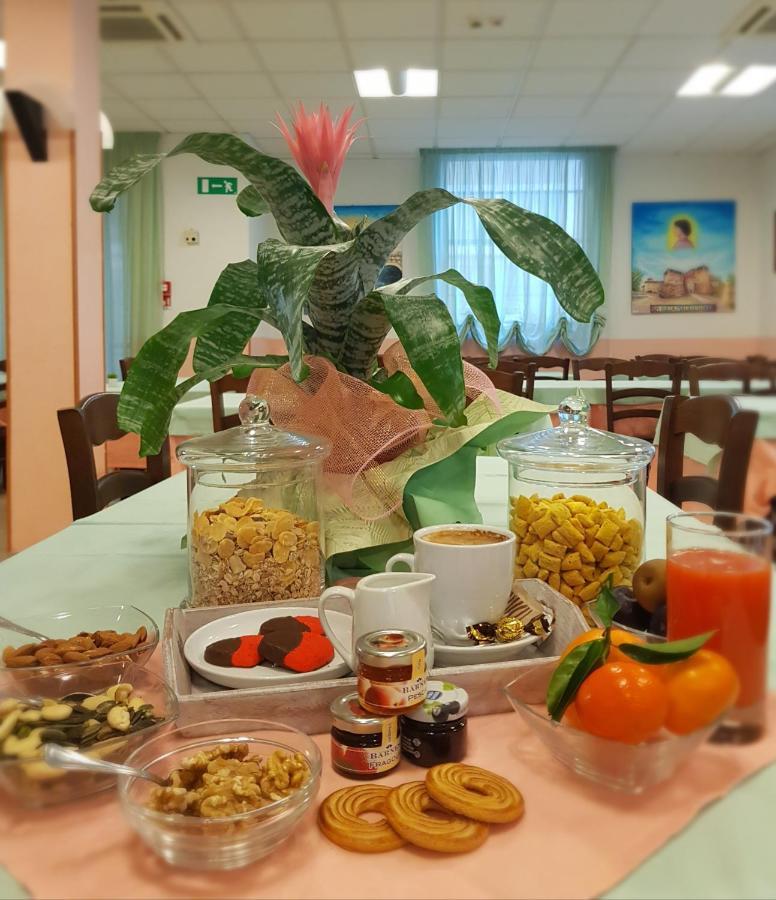 Hotel Romantica Римини Екстериор снимка