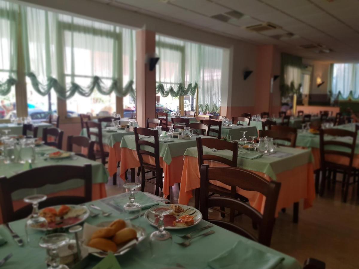 Hotel Romantica Римини Екстериор снимка